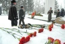 В День защитника Отечества на снегу у Мемориала Славы алели гвоздики