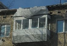 А над вашим балконом нет козырька со снегом?