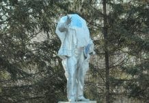 Обезглавленный памятник Ленину не убрали, а просто прикрыли попоной