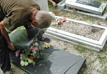 В Свободном на ударненском кладбище снова глумились над надгробиями