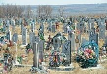 На входе Алексеевского кладбища в Свободном установили арку с крестами
