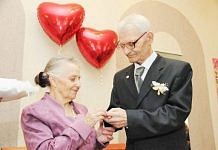 Поздравить бриллиантовых супругов Грезиных с юбилеем прилетела внучка из Японии