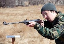 Склонных к правонарушениям подростков в России научат обращаться с оружием