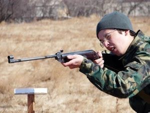 Склонных к правонарушениям подростков в России научат обращаться с оружием