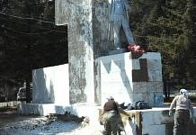В Свободном начали ремонт одного из трёх памятников Ленину