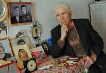 Ветеран войны Василий Кравчук просит защиты у портрета Сталина
