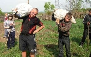 Школьники Новгородки посадили картошку и готовятся к прыжкам с парашютом