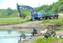 Свободненцы спасают пересыхающее озеро Жестянка