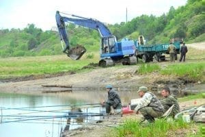 Свободненцы спасают пересыхающее озеро Жестянка
