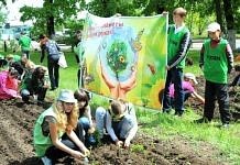 Свободненские школьники украсили город цветами с любовью к России