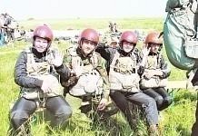 Школьники из Новгородки получили значки парашютистов
