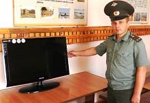 Единороссы Свободного подарили воинам-железнодорожникам телевизор