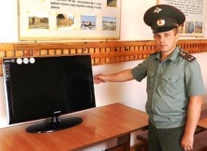 Единороссы Свободного подарили воинам-железнодорожникам телевизор