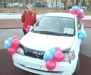 Призовой автомобиль на футбольном матче получила юная болельщица из Свободного