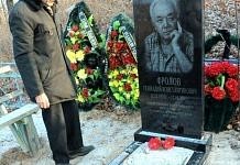 По инициативе и при поддержке земляков на могиле свободненского писателя Геннадия Фролова установлен новый памятник
