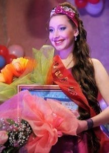 Вторая вице-мисс России Яна Дубник надела корону «Мисс Свободный-2011» Наталье Кузьменко