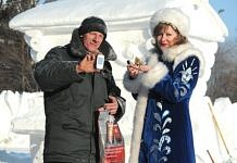 «Снежный мастер» из села Голубое строит новогодний городок на центральной площади Свободного