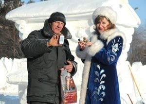 «Снежный мастер» из села Голубое строит новогодний городок на центральной площади Свободного