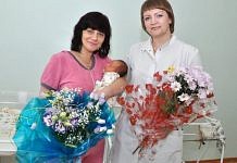 Свободненский отдел ЗАГС поздравил маму малыша, родившегося в День защиты детей