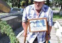 Житель Свободного пришёл на митинг в День памяти и скорби с портретами погибших братьев