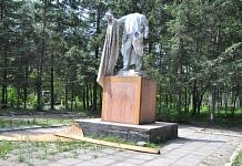 Безголовый памятник Ленину в Свободном вновь закрыли коробом