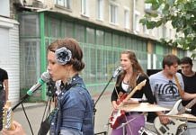 Рок-музыканты выступают с концертами на улицах Свободного