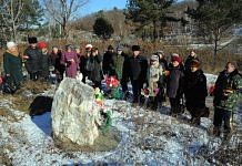 20 лет назад на БАМлаговском погосте Свободного был установлен мемориальный камень
