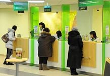 Россияне начали массово забирать валюту из банков