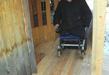 Свободненского инвалида, оставшегося 15 лет назад без ног после взрыва гири-бомбы, обеспечили пандусом