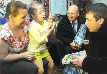 Депутат Заксобрания привёз свободненским детям 64 новогодних подарка