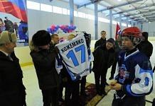 Свободненские хоккеисты получили в подарок клюшки, а губернатор — фирменную  футболку