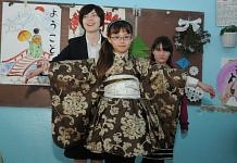 В свободненской сельской школе встречали Новый год по-японски и учились надевать кимоно