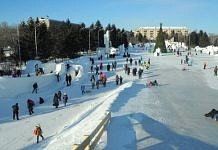 Новогодние каникулы свободненцы проводят в снежном городке на центральной площади
