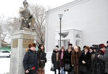 В Свободном к памятнику Леониду Гайдаю в день 90-летия знаменитого режиссёра принесли гвоздики