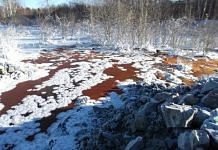 В Зейском районе химикаты с рудника окрасили снег в красный цвет