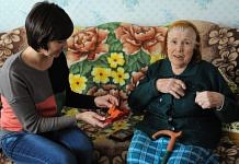 85-летней жительнице Свободного с больными ногами, попросившей бесплатные костыли, предложили «побегать» за справками