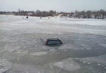 Свободненские спасатели вытащили ушедший под лёд на реке автомобиль