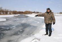 За три дня под лёд на реке около Свободного провалились собака, её хозяин и автомобиль