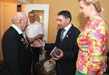 Свободненские депутаты-единороссы пришли к ветеранам войны с поздравлениями и подарками