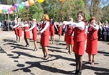 Педагоги свободненской гимназии №9 открыли День знаний танцем