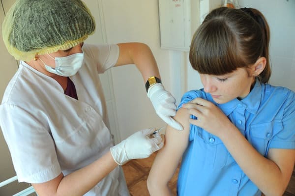 Минздрав предложил не оплачивать больничные отказавшимся от вакцинации детей родителям