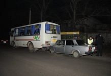 В Свободном на автобусной остановке иномарка ударом сзади загнала «Жигули» под рейсовый ПАЗ
