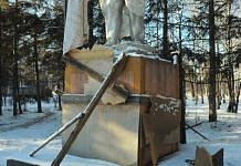 Обезображенный памятник Ленину в Свободном вновь вытащили из коробки