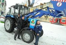 Новый трактор-подметальщик убирает снег на улицах Свободного
