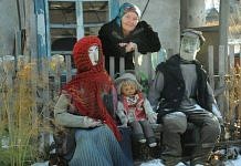 В ожидании денег на ремонт подтопленного дома свободненская пенсионерка украшает двор весёлыми куклами