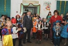 В школе-интернате №4 Свободного ёлку организовали шефы из «Единой России»