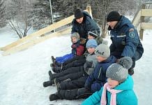 Новый год свободненские спасатели встретили на морозном дежурстве в снежном городке