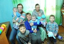 Амурский губернатор сегодня навестил в Свободненском районе семью, в которой после рождения тройни подрастают 5 сыновей