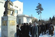 Каждый год в  день рождения Леонида Гайдая свободненцы возлагают цветы к его памятнику
