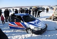 Ледовый сезон в Свободном у автогонщиков начался с переворотов и вылетов с трассы